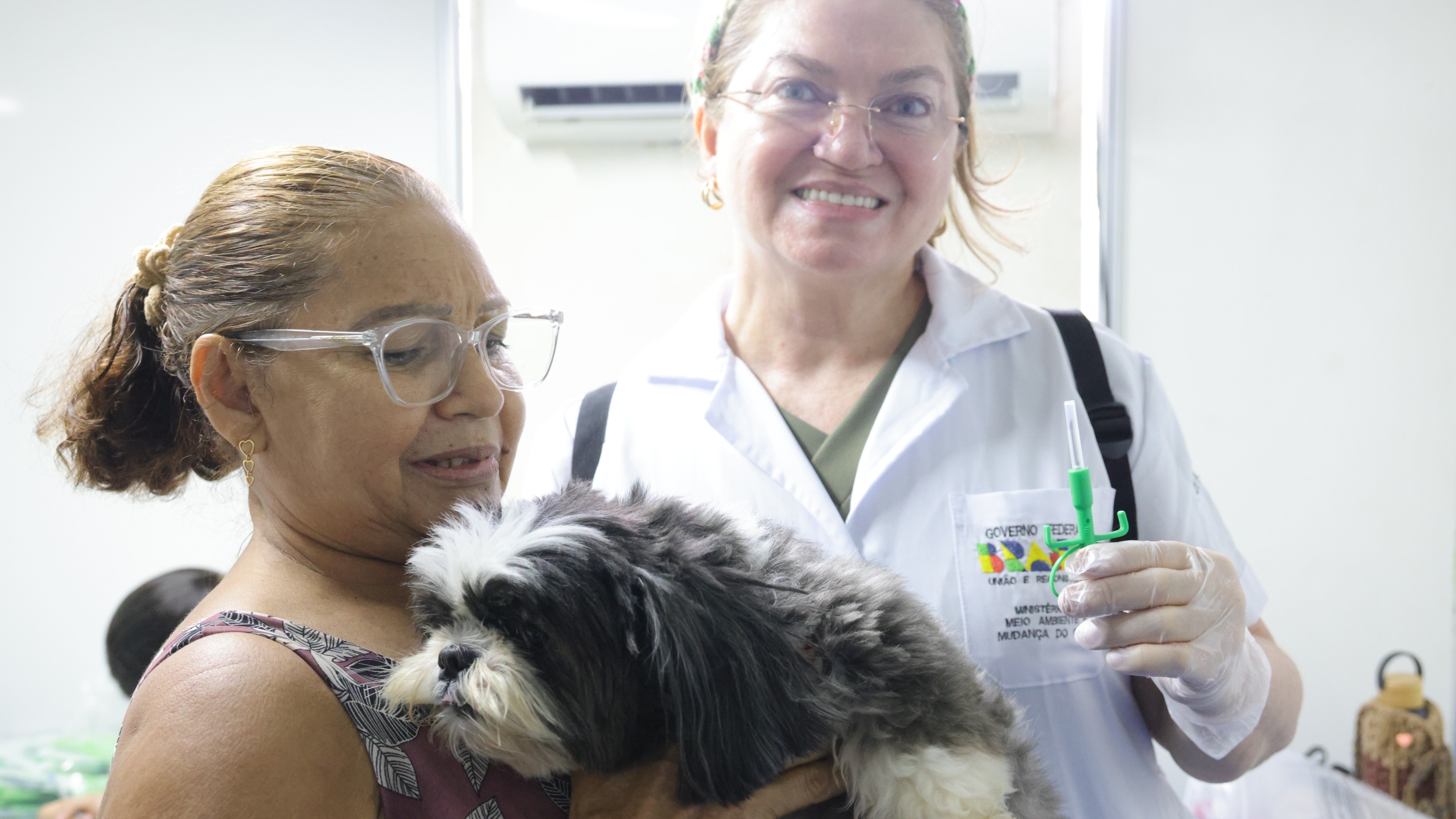 Fátima Cavalcante com o cachorro no colo